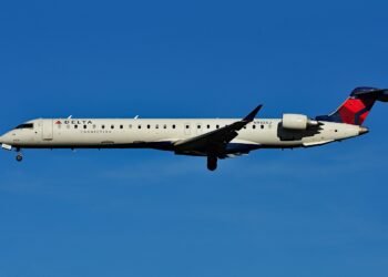 Tak Terlihat, Nyaris Terhantam: Delta Connection dan Bomber B-52 di Persimpangan Langit