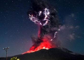 Petir Menyambar di Langit: Letusan Gunung Lewotobi dan Misteri Kilatan Petir